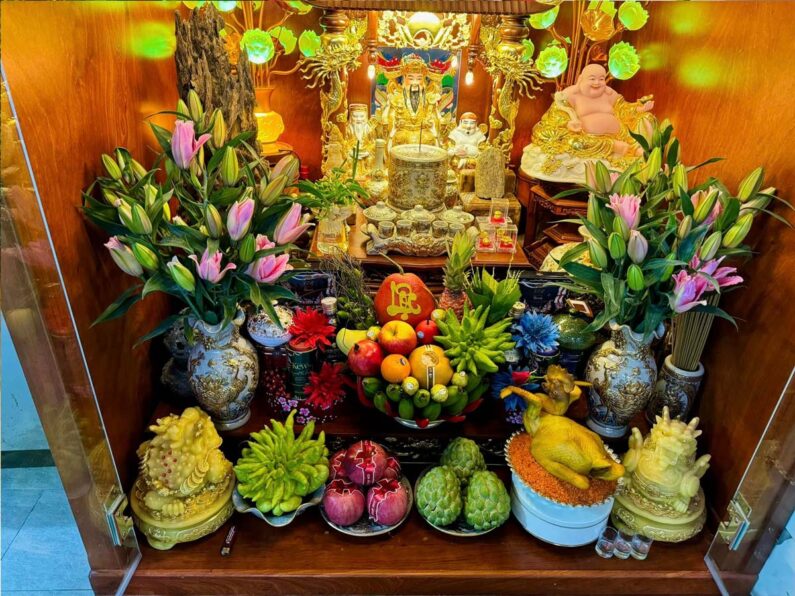 Bày biện quả phật thủ lên bàn thờ Thần Tài